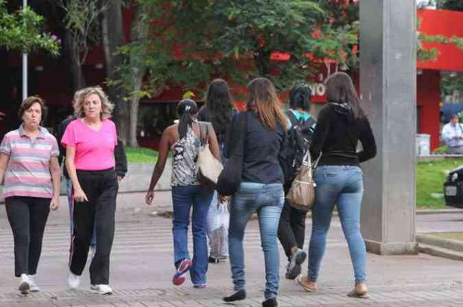 Pessoas agasalhadas na manh desta segunda-feira na Praa da Savassi, Regio Centro-Sul de BH(foto: Cristina Horta/EM DA Press)