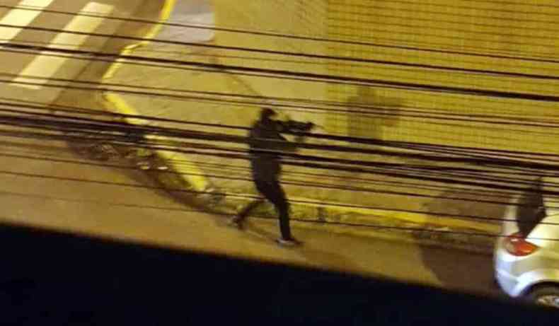 Foto de um homem com balaclava e um fuzil nas ruas de Itajub.