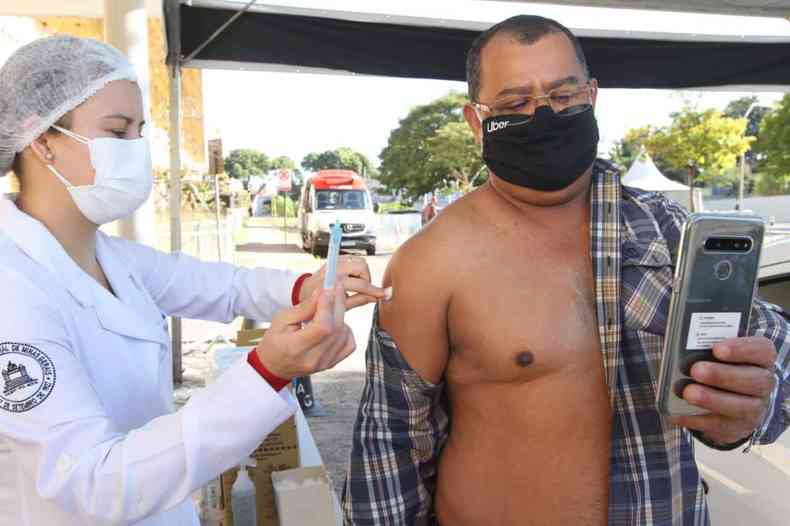 Jos Carlos Gomes, de 55, relatou o alvio ao receber a vacina contra a COVID-19(foto: Jair Amaral/EM/D.A Press)