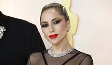 Oscar 2023: Lady Gaga ajuda fotgrafo que caiu no 'tapete champanhe'