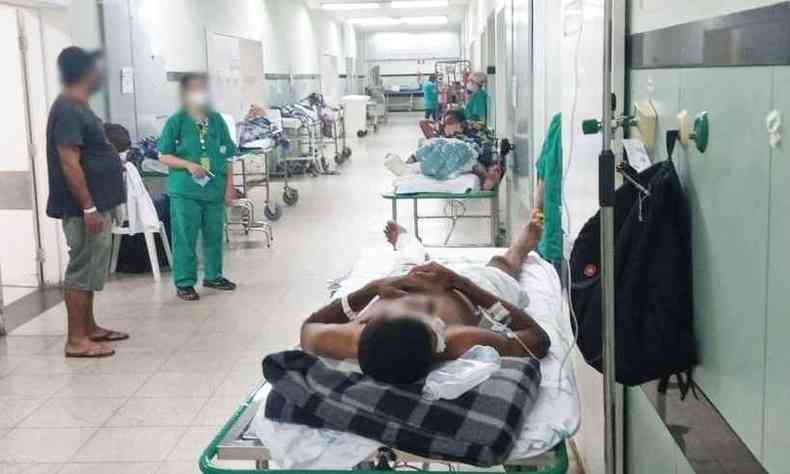 Pacientes recebem transfuso de sangue no corredor do Hospital Joo XXIII(foto: Redes Sociais/Reproduo)