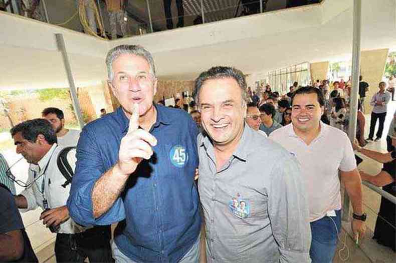 Joo Leite votou por volta do meio-dia no Colgio Estadual Central, com apoio do presidente nacional do PSDB, o senador Acio Neves (foto: Leandro Couri/EM/D.A Press)