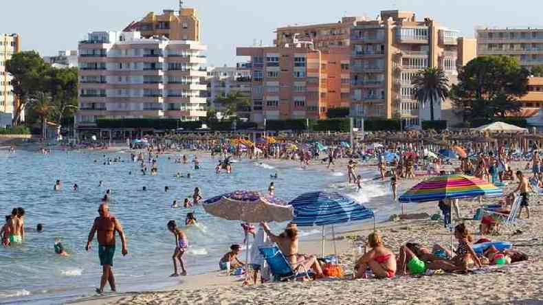 Pessoas na praia na ilha de Maiorca, na Espanha; depois de relaxar regras de quarentena, pases viram aumento de casos(foto: Reuters)