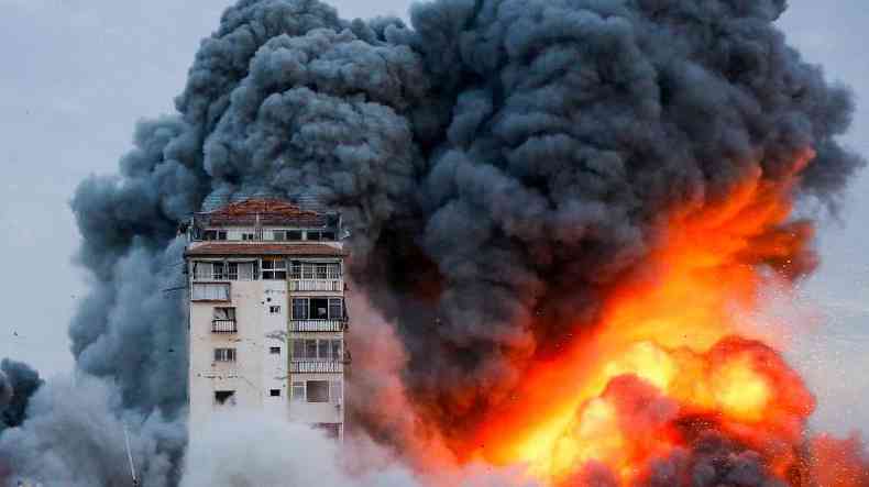 Fumaa e chamas aumentam depois que foras israelenses atingiram um arranha-cu na Cidade de Gaza