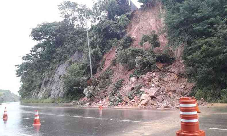 Deslizamento de terra na MG-030, em Nova Lima. Por volta das 10h, trnsito estava interditado(foto: Jair Amaral/EM/DA Press)