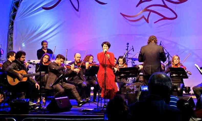 Fernanda Takai em apresentao ao lado da Orquestra Ouro Preto dedicada ao repertrio de Tom Jobim 