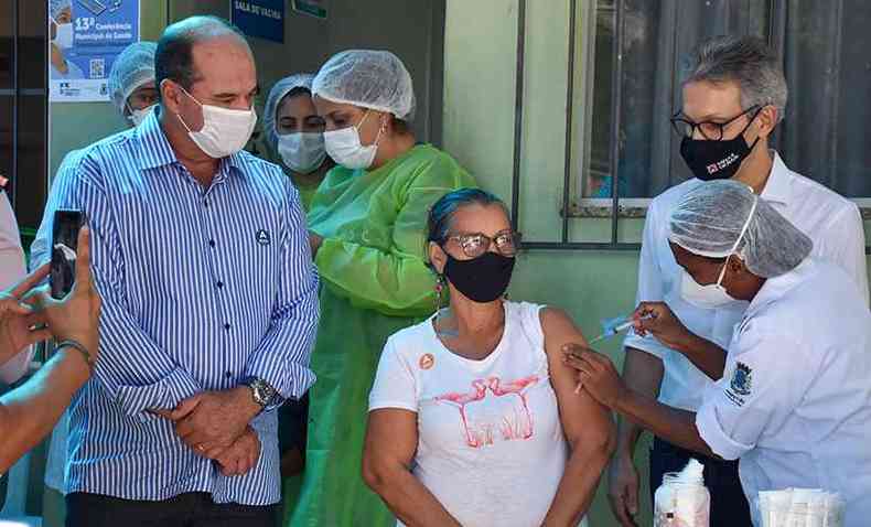 Durante a visita  UBS So Pedro, Romeu Zema e Andr Merlo, prefeito de Valadares, observam mais uma valadarense sendo vacinada contra a COVID-19(foto: Leonardo Morais/PMGV)