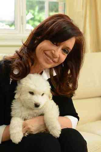 A presidente da Argentina, Cristina Kirchner, com o cozinho Simn(foto: Reproduo/Facebook)