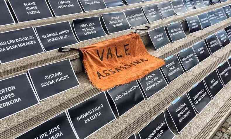 Nomes das vtimas foram colocados na escadaria do prdio sede da Vale no Rio de Janeiro(foto: Articulao Internacional dos Atingidos e Atingidas pela Vale/Facebook)