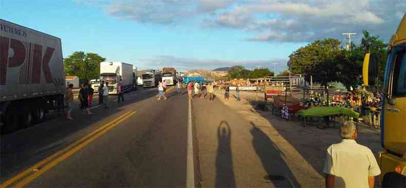 Em Itatim, Bahia, a estrada tambm est bloqueada para caminhes. O trfego s est liberado para nibus e carro (foto: PRF/Divulgao)