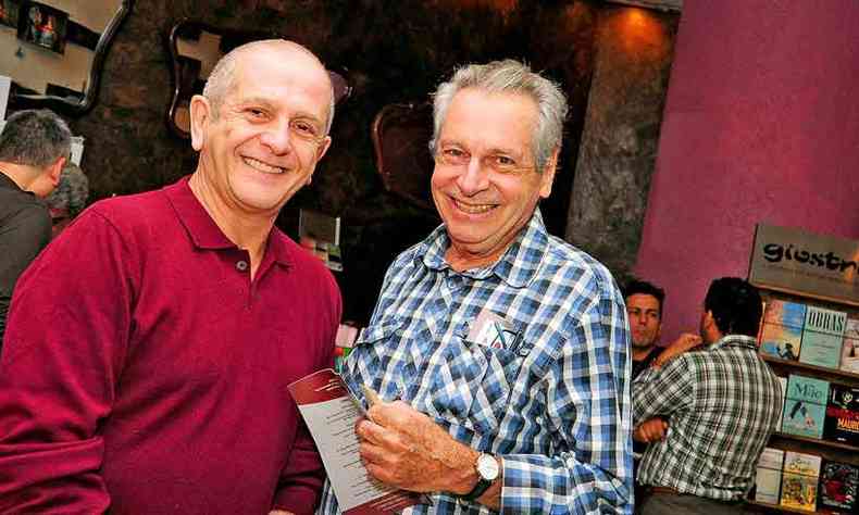 Nesse registro de 2013, Antonio Bivar ( dir.) encontra o amigo Celso Cury em estreia teatral, em So Paulo(foto: Estado Contedo)