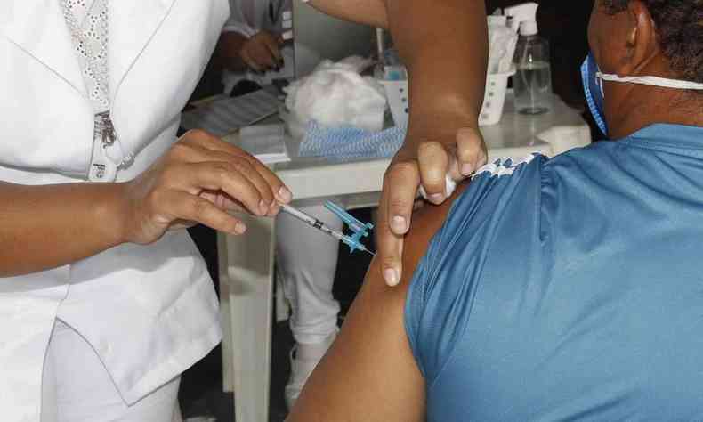 Aplicao de vacina contra a COVID-19 em Uberlndia