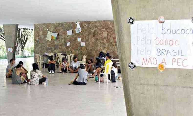 Alunos acampam no Estadual Central, em Belo Horizonte, onde outras 28 unidades de ensino so alvo de protestos(foto: Juarez Rodrigues/EM/D.A Press)