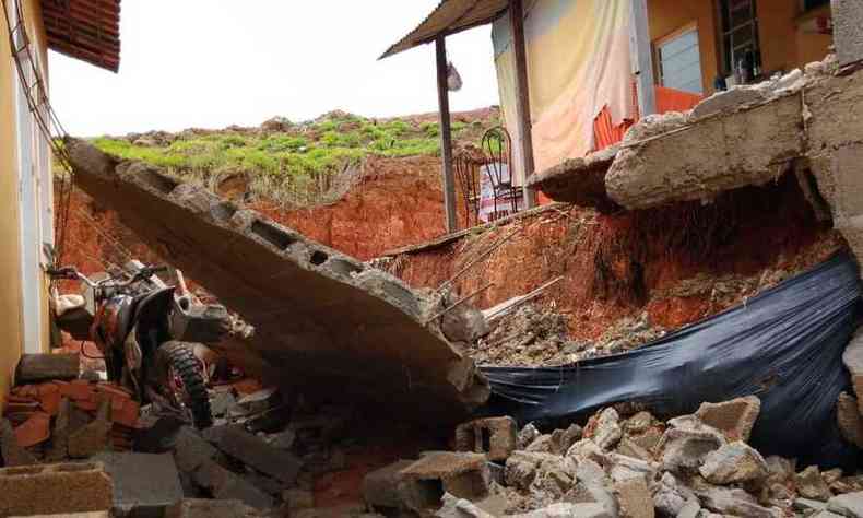 Chuva derrubou muro de casa em So Loureno (foto: Popular.net/divulgao)