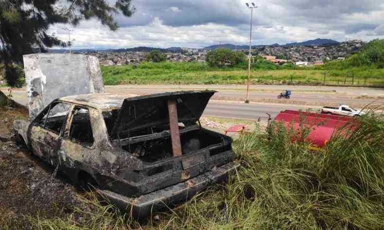 Imagens do ps-incndio, veculo do corpo de bombeiros, carro e vegetao danificados