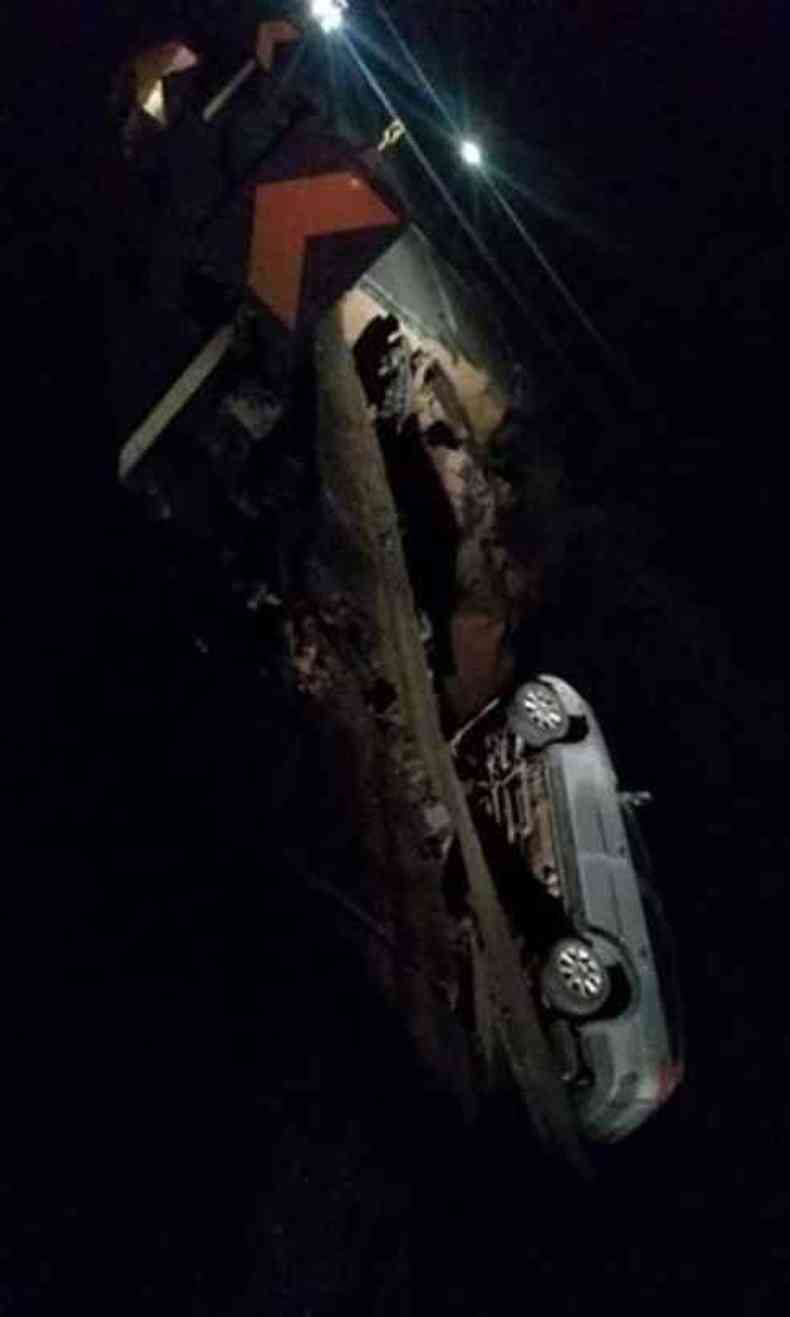O carro, vindo de Salvador, ficou dependurado em uma ribanceira de cerca de 30 metros de altura(foto: PMMG/Divulgao)