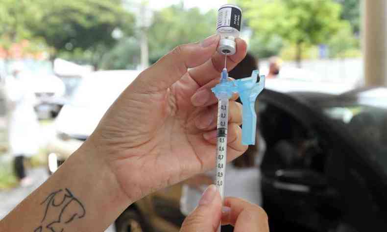 Profissional da sade prepara seringa para aplicao de dose da vacina contra COVID