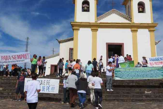 Fiis levaram faixas pedindo a preservao do meio-ambiente(foto: Aline Ferreira/Arquidiocese de BH)