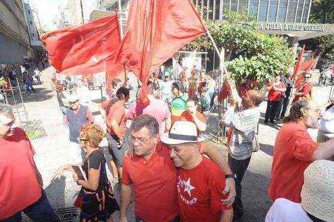 Comandados pelo coordenador da campanha, Roberto Carvalho, militantes com bandeiras do PT e do PCdoB se concentraram na Praa Sete (foto: Leandro Couri/EM/D.A PRESS)