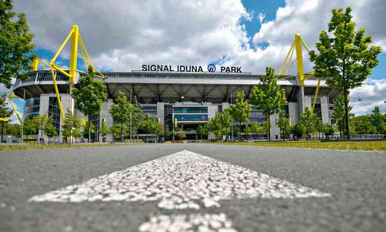 Estdio Signal Iduna Park vai receber neste sbado a reabertura do Campeonato Alemo, com o jogo entre Borussia Dortmund e o Schalke (foto: INA FASSBENDER/AFP)