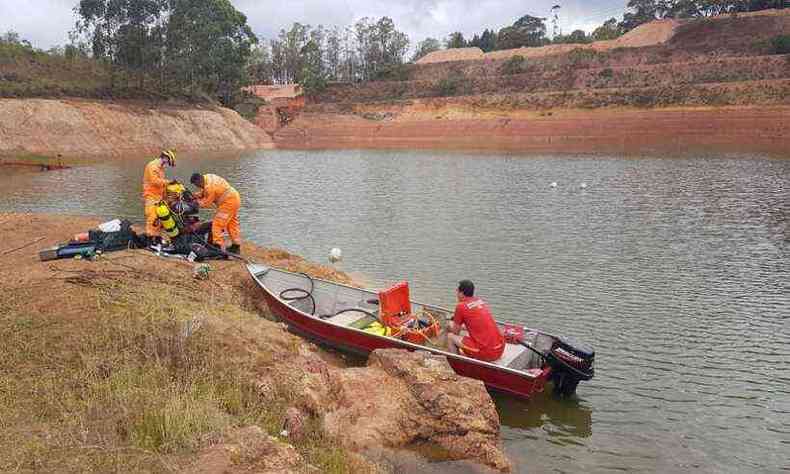 Equipe utilizou bote e roupas de mergulho para tentar encontrar homem que se afogou(foto: Corpo de Bombeiros de MG/Divulgao)