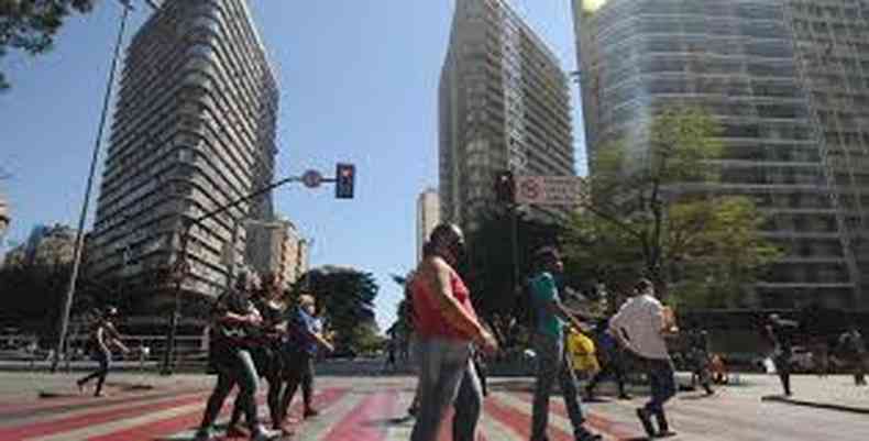 Pessoas andando no Centro de BH