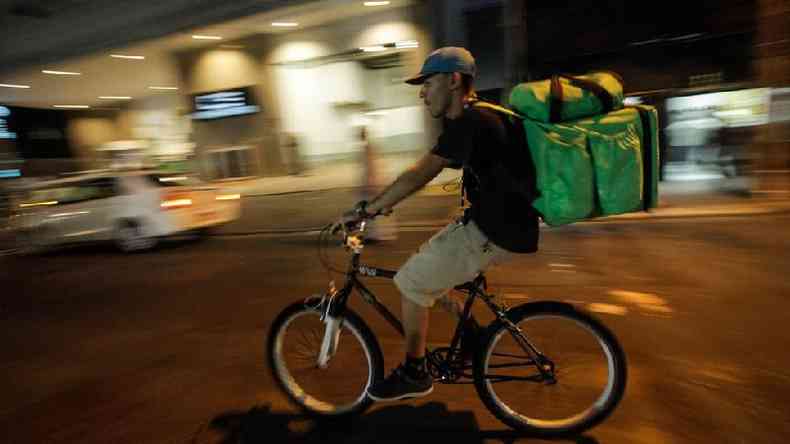 Entregador andando de bicicleta na regio da av. Paulista