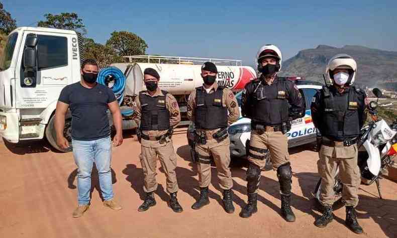 Polcia Militar de Alpinpolis, no Sul de Minas, orienta a populao a denunciar possveis autores de incndios nas matas(foto: Digulgao/Polcia Militar)