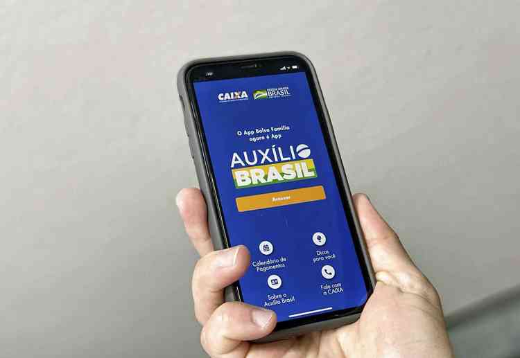 celular mostra tela do auxlio brasil