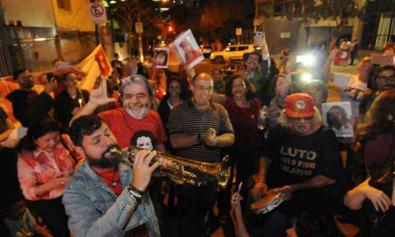 Manifestantes cantaram em apoio aos que fazem greve de fome em Braslia e pediram liberdade a Lula(foto: Tulio Santos/EM/D.A Press)