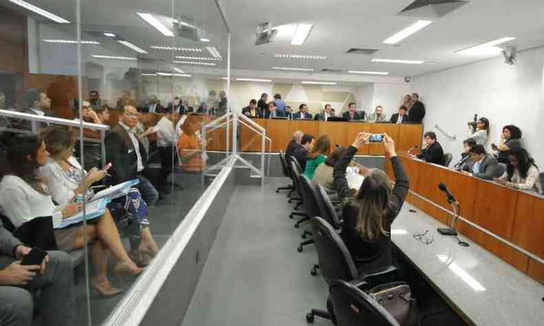 Sesso acontece no Plenarinho IV, um espao menor da Assembleia, que esteve lotado(foto: Alexandre Guzanshe/EM/D. A. Press)