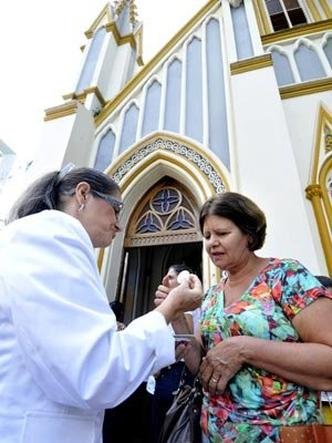 Fiéis, como Antonieta, tiveram que receber comunhão do lado de fora(foto: Juarez Rodrigues/EM/D.A Press) Fiéis, como Antonieta, tiveram que receber comunhão do lado de fora(foto: Juarez Rodrigues/EM/D.A Press)