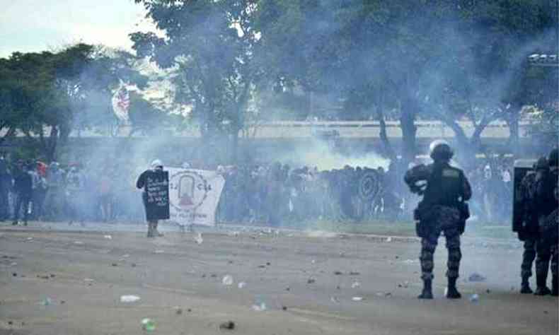 Xô, Satanás': manifestantes 'varrem' bairro em BH após visita de