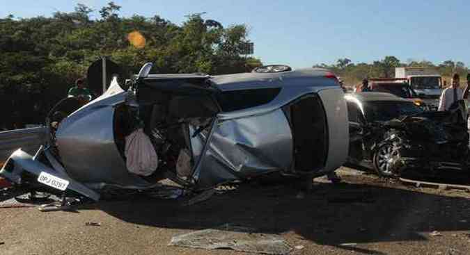 Com o impacto, o Corolla capotou. O motorista, que era empresrio morreu na hora e o condutor do BMW foi para o hospital em estado grave(foto: Paulo Filgueiras/EM DA Press)