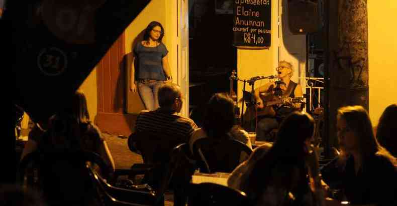 Com a resoluo, msicos que tocam em bares, como a cantora Elaina Anunnan, seriam prejudicados (foto: Tlio Santos/EM/D.A Press)