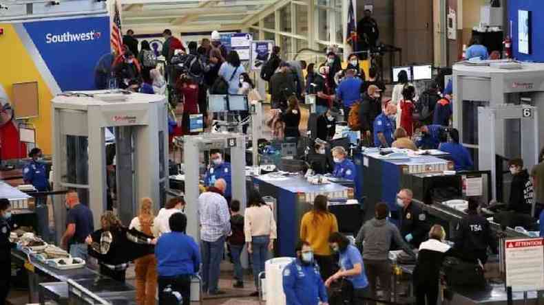 Aeroporto nos EUA com pessoas viajando para o feriado de Ao de Graas; especialistas defendem que populao evite viagens(foto: Reuters)