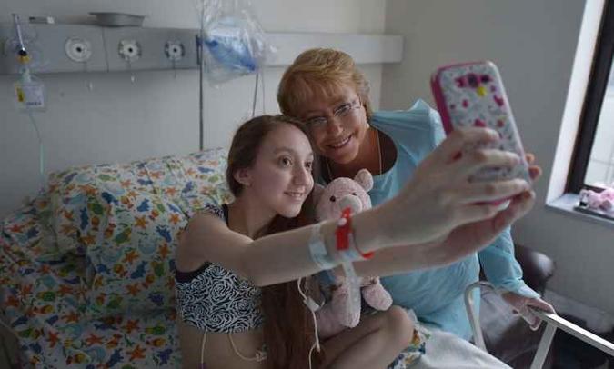Em fevereiro, a presidente do Chile Michelle Bachelet chegou a visitar Valentina no hospital (foto: Presidncia/HO/AFP )