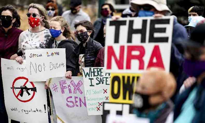 Protesto no Colorado (EUA), em maro de 2021, aps massacre com arma de fogo em uma loja(foto: Michael Ciaglo/Getty Images/AFP)