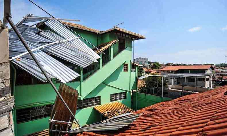 Cobertura de alumnio foi arremessada contra a casa de um vizinho, que teve o telhado do imvel danificado(foto: Leandro Couri/EM/DA Press)