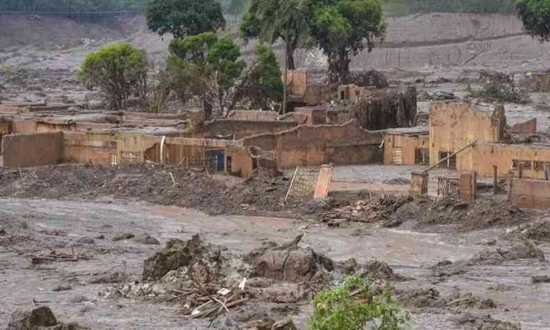 Rompimento da barragem do Fundo, em Mariana (2015)