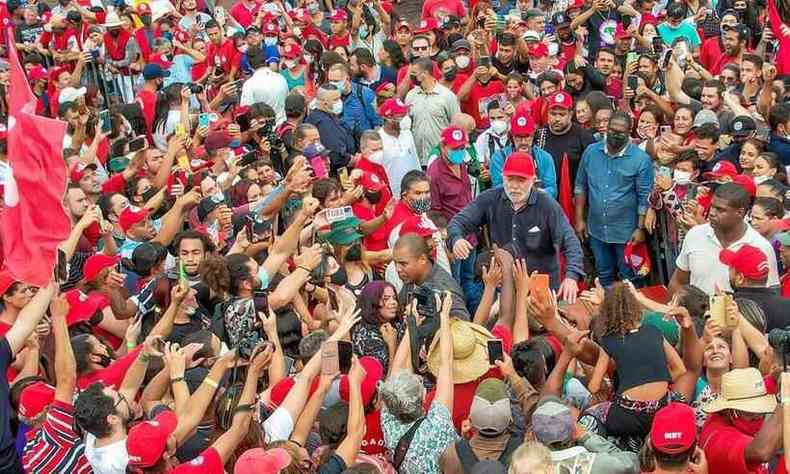 Lula em meio  apoiadores