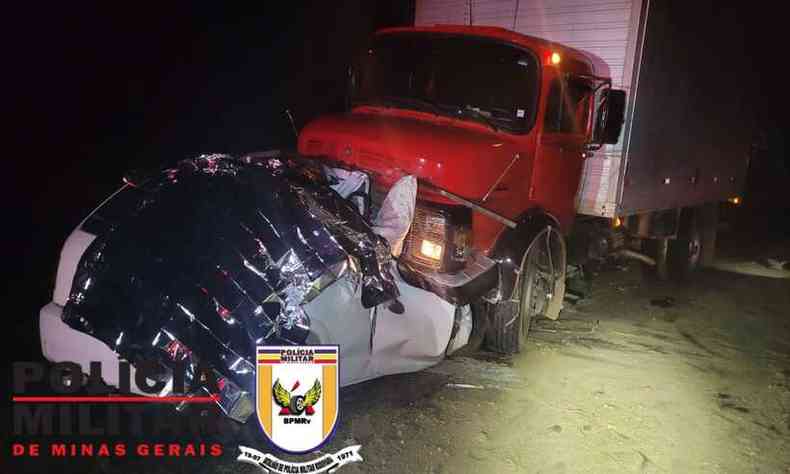 batida frontal entre carro e caminho na MG-164