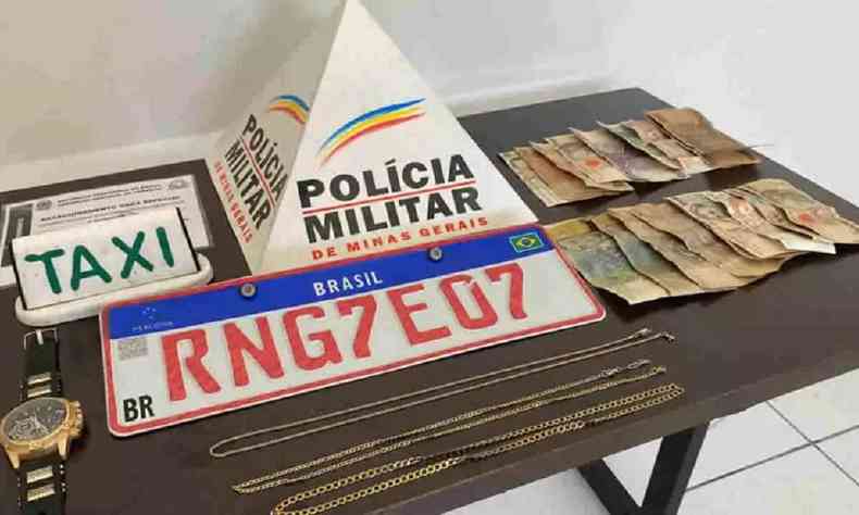 Material recuperado com criminosos que assaltaram taxista idoso em Joo Pinheiro