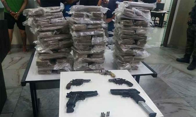 Drogas e armas apreendidos pela polícia na ação(foto: Polícia Militar/Divulgação) Drogas e armas apreendidos pela polícia na ação(foto: Polícia Militar/Divulgação)
