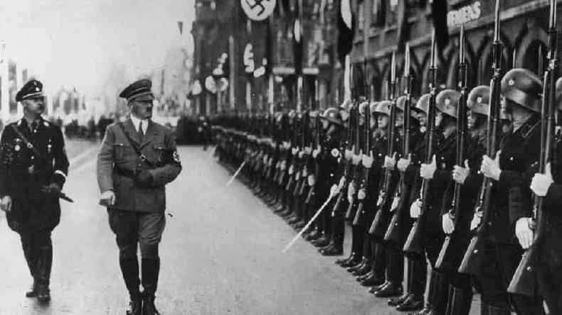 Himmler e Hitler inspecionam soldados da SS