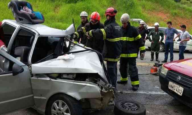 Motorista do Uno no resistiu e morreu na hora da batida(foto: Corpo de Bombeiros/Divulgao)