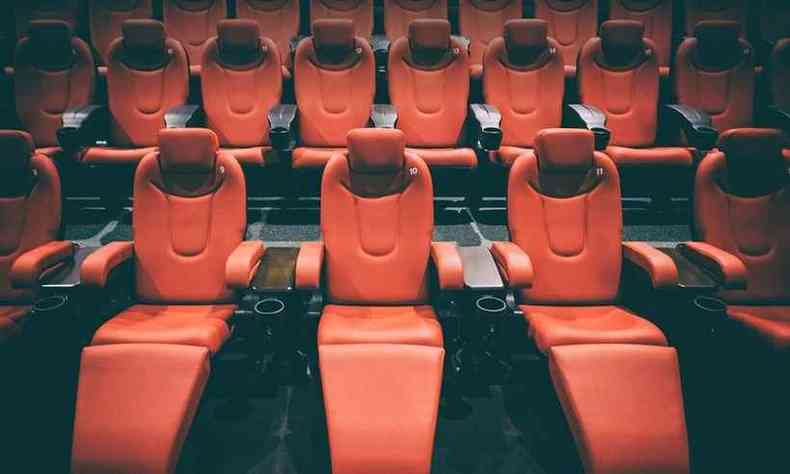 Cinemas terão de manter distanciamento entre as pessoas nos assentos e pode impedir a entrada/permanência de quem não usar máscara(foto: Pixabey/ Divulgação )