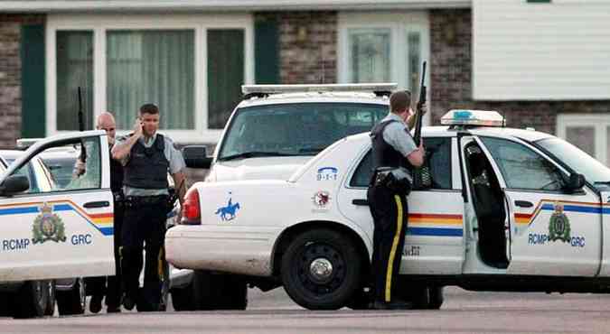 Policiais canadenses buscam suspeito em uma rea de 10 quilmetros(foto: REUTERS/Viktor Pivarov/Moncton Times & Transcript )