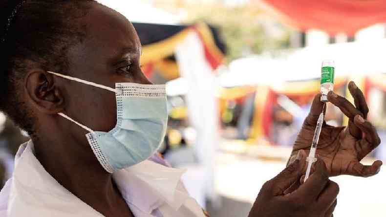 Uma enfermeira de Uganda administra uma dose de vacina em Kampala