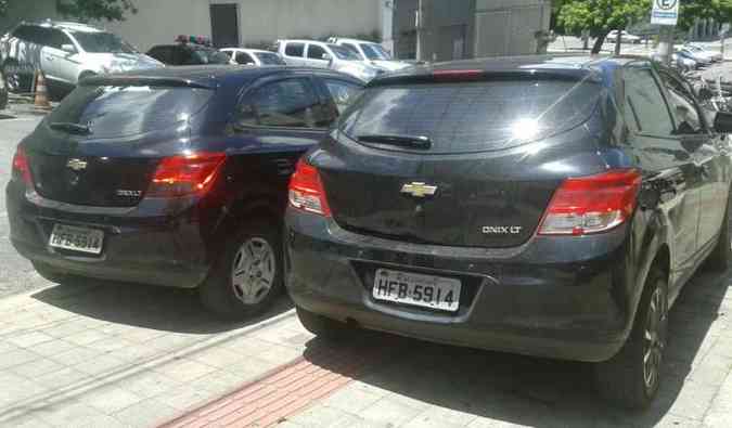 Veculo com placa adulterada com o mesmos nmeros e letras de um carro do mesmo modelo(foto: Polcia Civil/Divulgao)